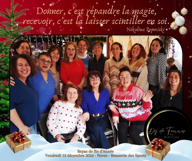 Groupe de personnes souriantes, célébrant ensemble avec des décorations de Noël.