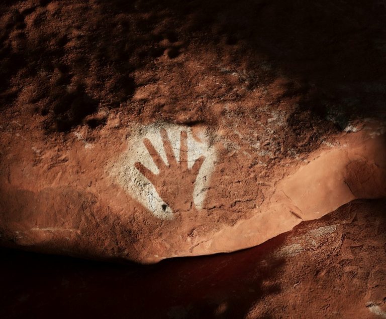 Le rendez-vous des Leaders - Workshop Un ordinateur portable affichant une réunion en ligne avec plusieurs participants et une tasse de café.