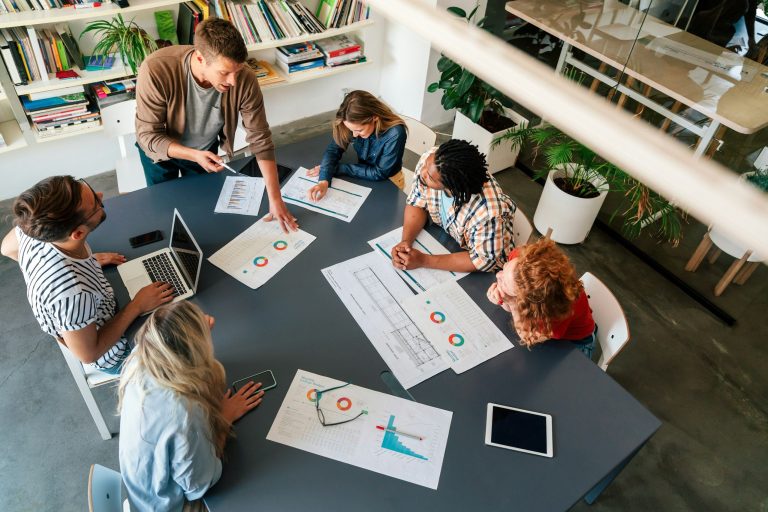 Groupe de personnes travaillant ensemble sur un bureau, vue de haut