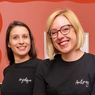 Audrey Leroux (blonde) et Angélique Vuillemin (brune) très souriantes, en t shirt noir