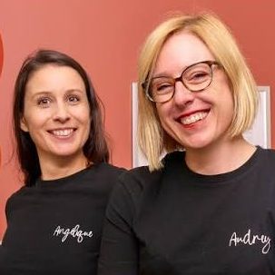 2 femmes souriantes. A gauche une brune et à droite une blonde