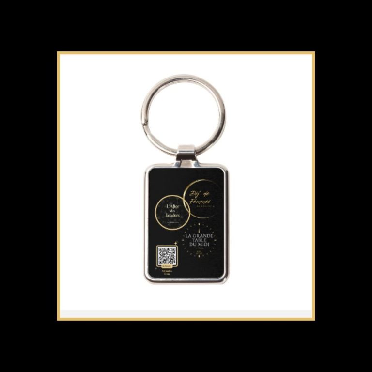Porte-clés by Nikolina Porte-clés rectangulaire noir avec inscriptions dorées et un logo by Nikolina