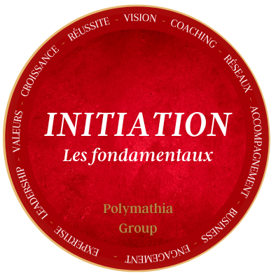 Polymathia Group - Formule Initiation Logo rouge avec le texte "Initiation" et "Les fondamentaux" en blanc. Polymathia Group.