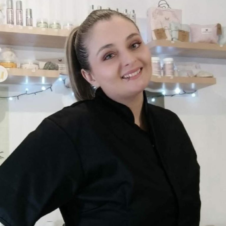 Chloé Brawanski souriante dans son institut de beauté