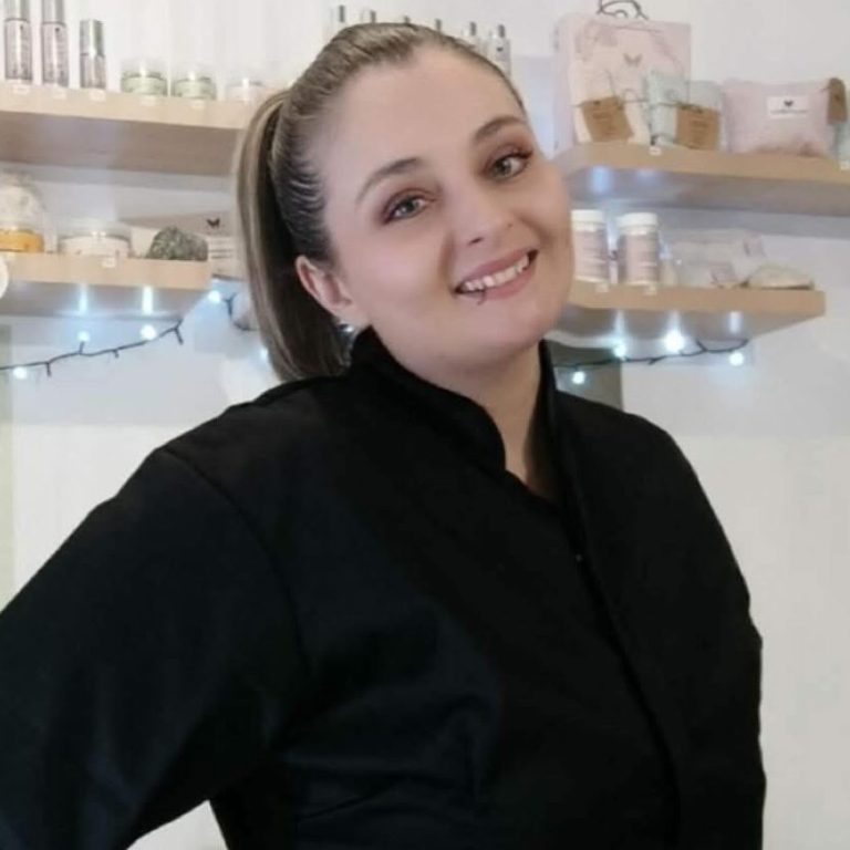 Femme souriante dans un institut de beauté 