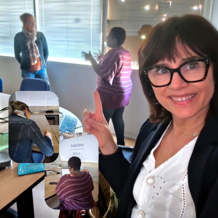 Nikolina Popovski avec 2 élèves pendant une formation en présentiel 