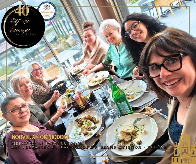 Groupe de femmes souriantes assises autour d'une table au restaurant