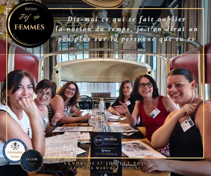 Groupe de femmes souriantes assises autour d'une table au restaurant