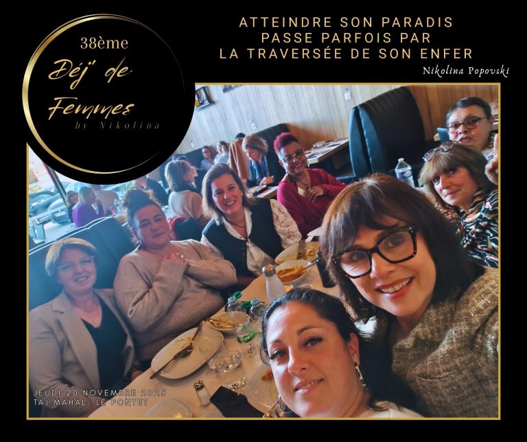 Un groupe de 8 femmes souriantes au restaurant lors d'un repas convivial