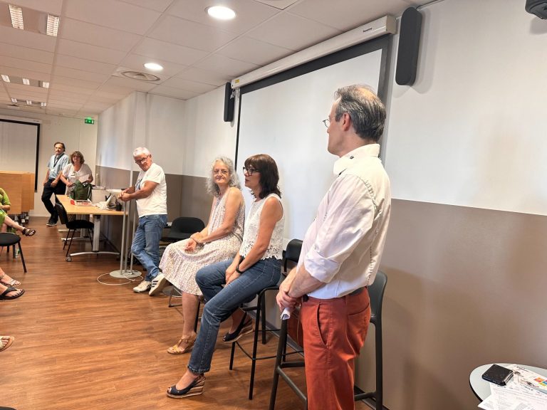 Trois personnes dont Nikolina Popovski coach en vente face à face, discutant lors d'un événement France Travail