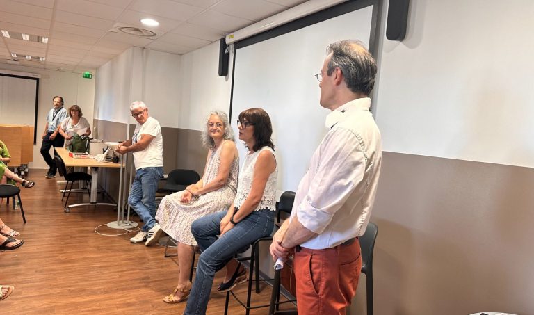 Nikolina Popovski Intervenante & Coach en vente face à face à Carpentras France Travail et le Rile Trois personnes dont Nikolina Popovski coach en vente face à face, discutant lors d'un événement France Travail