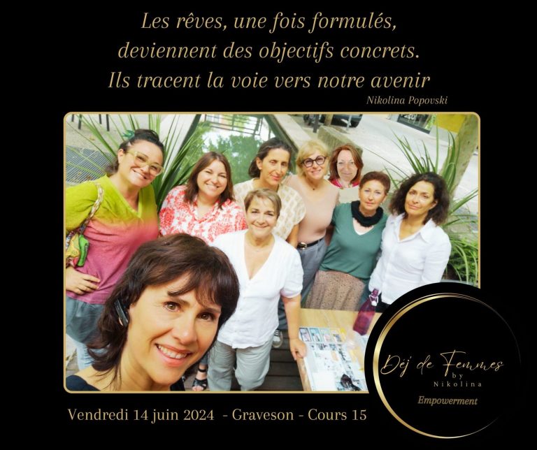 Femme souriante en groupe, avec texte sur les rêves et objectifs. Événement à venir.