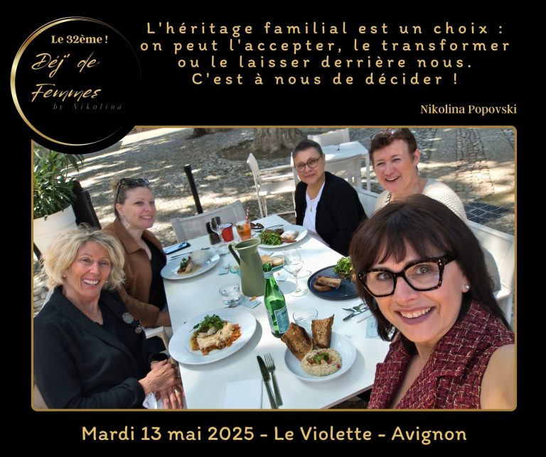 Cinq femmes souriantes autour d'une table avec des plats appétissants à Avignon.