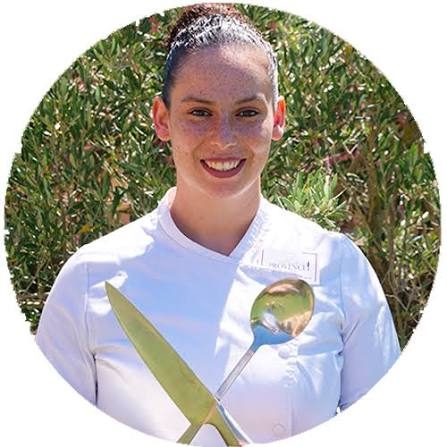 PARTENAIRE Polymathia Group Anissa Letaief Cazaux cheffe à domicile, souriante en habit de cuisine