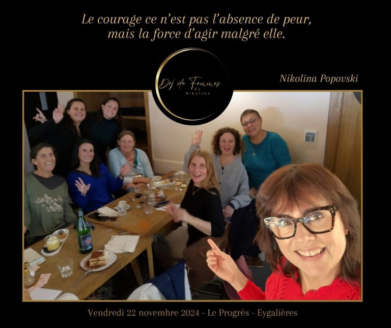 Groupe de femmes souriant autour d'une table, repas convivial au restaurant.