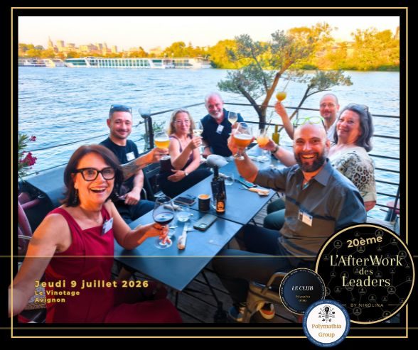 Groupe de personnes souriantes levant des verres au bord de l'eau.