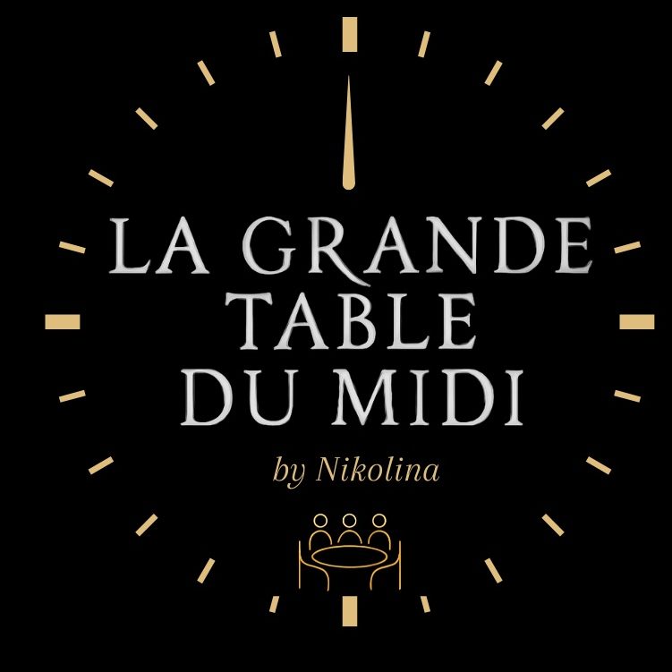 Logo de "La Grande Table du Midi - by Nikolina" avec une horloge et une table à manger.