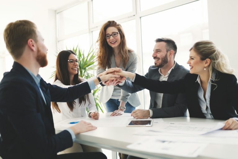 Groupe de personnes se serrant la main tous ensemble