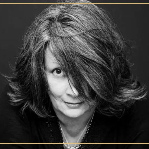 PARTENAIRE Polymathia Group Karine Latour en noir et blanc cheveux mi-longs