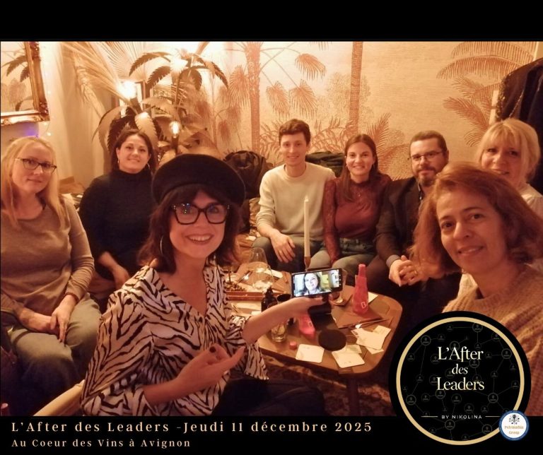 Groupe de personnes assises dans un café, souriant et discutant ensemble.