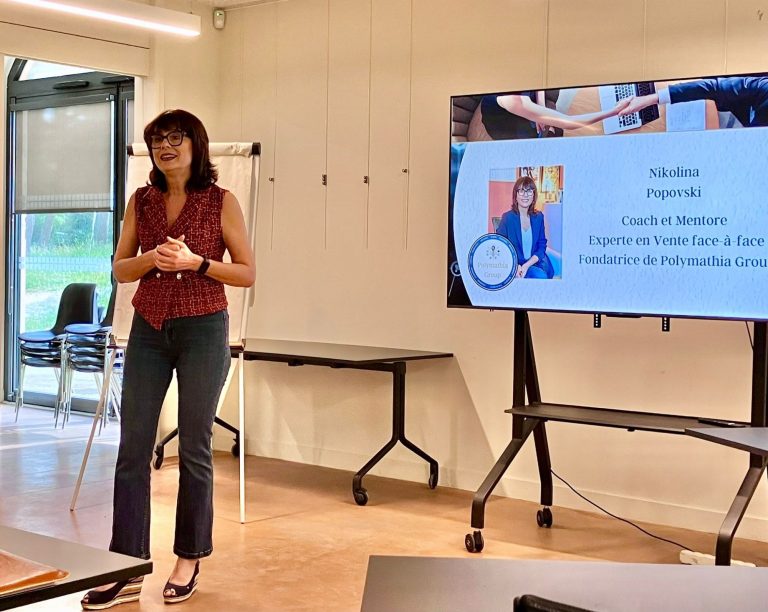 Nikolina Popovski présentant un diaporama dans une salle de réunion.