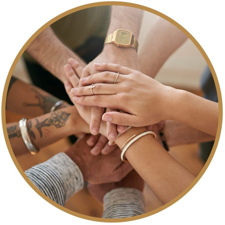 Main tenant des mains empilées les unes sur les autres, symbolisant l'unité et la collaboration.