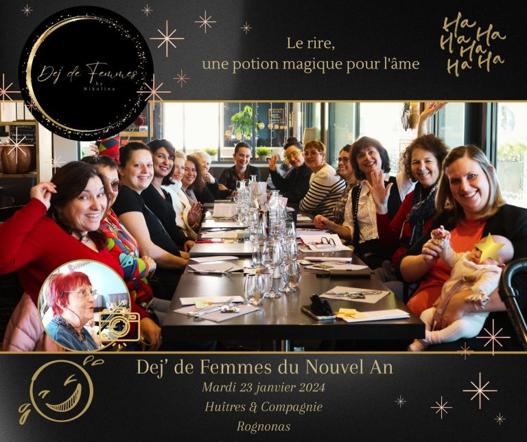 Repas festif avec des femmes souriantes célébrant le Nouvel An en janvier 2024.