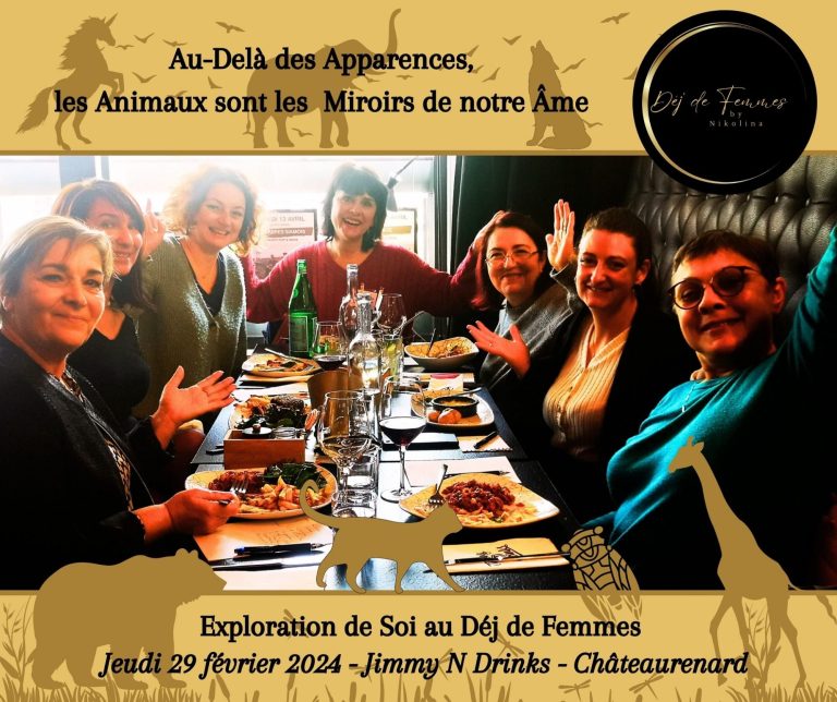 Groupe de femmes partageant un repas à une table décorée d'animaux, ambiance conviviale.