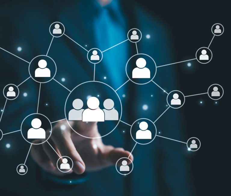 Réseau de personnes connecté, symbolisant la collaboration et l'interaction sociale.