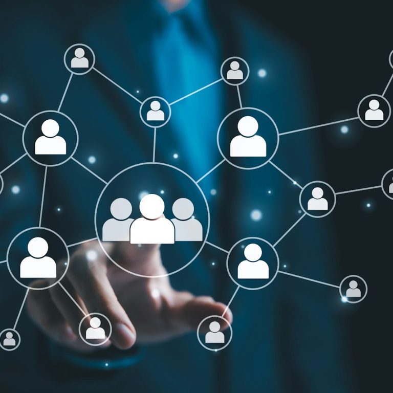 Réseau de connexions humaines avec icônes de personnes et des liaisons entre elles.
