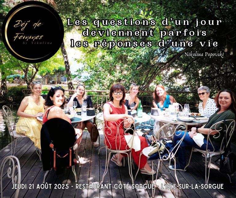 Groupe de femmes souriantes autour d'une table, partageant un repas convivial.