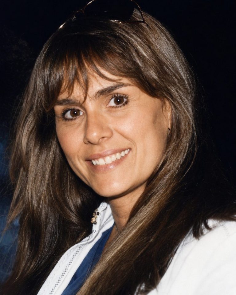 Nikolina Popovski 2008 Portrait d'une femme souriante avec des cheveux bruns et un haut blanc.