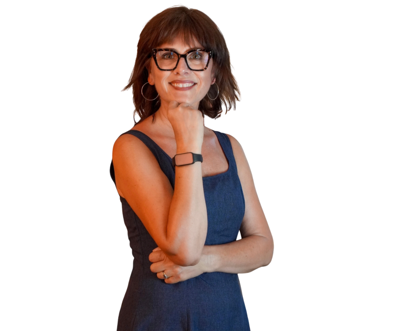 Femme souriante avec des lunettes, bras croisés, portant une robe sans manches.