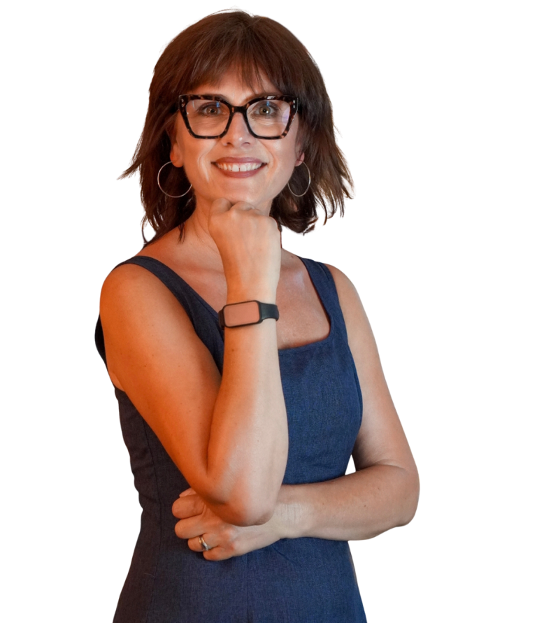 Nikolina Popovski souriante avec des lunettes, bras croisés, portant une robe sans manches.