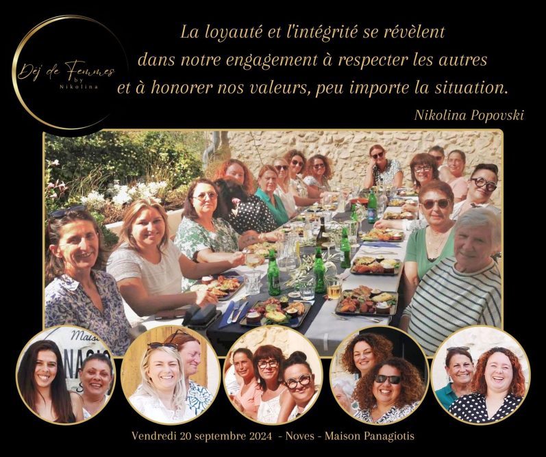Groupe de femmes souriantes au restaurant grec