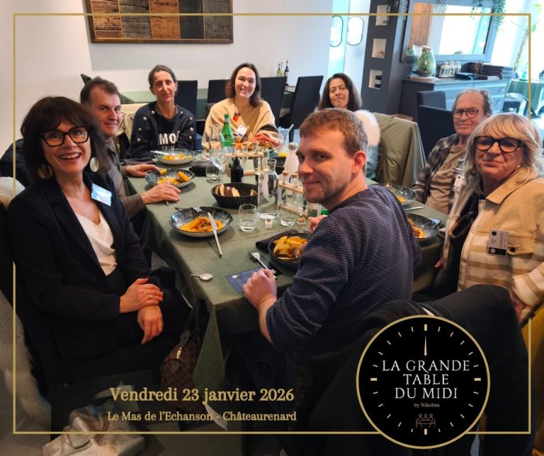 Groupe de personnes souriantes autour d'une table d'un restaurant chic partageant un repas convivial.