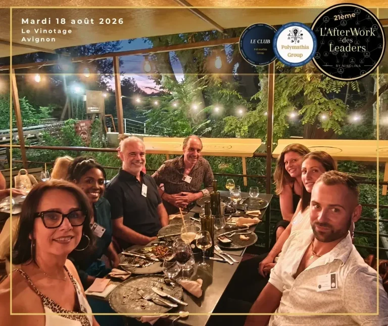 21è L'AfterWork des Leaders sur le Vinotage à Avignon Des hommes et des femmes au restaurant sur une péniche