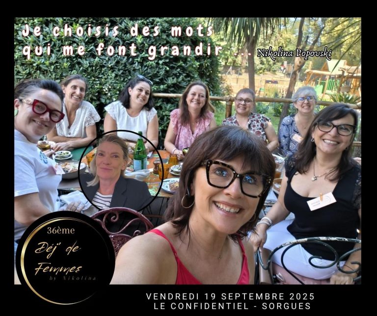 Groupe de femmes souriantes assises autour d'une table en extérieur.