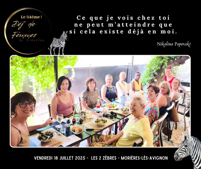 Groupe de femmes souriantes lors d'un événement, avec un décor festif à Morières lès Avignon