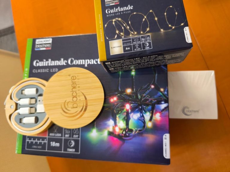 Boîte de guirlande lumineuse avec accessoires sur une table en bois Blachère Illumination