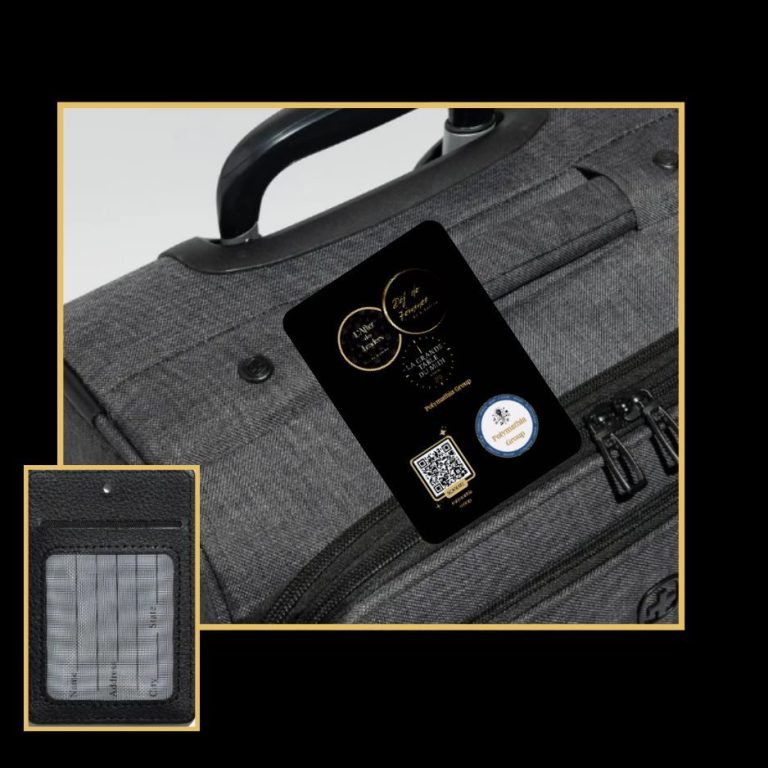 Etiquette de valise Polymathia Group Sac à dos gris avec une étiquette de valise noire comportant un code QR et des informations logo by Nikolina
