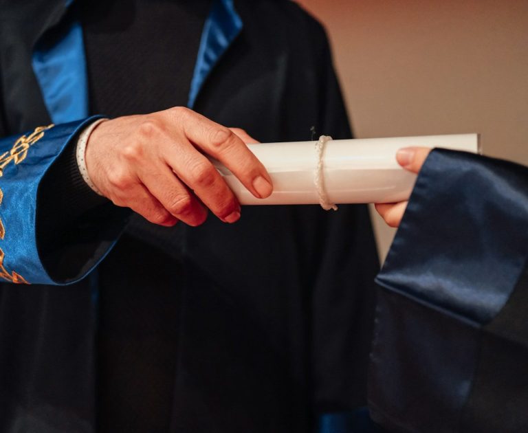 Main tenant des mains empilées les unes sur les autres, symbolisant l'unité et la collaboration.