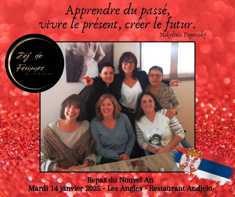 Groupe de six personnes souriantes en arrière-plan festif, entourées de décorations. Nouvel An Orthodoxe 14 janvier 2025