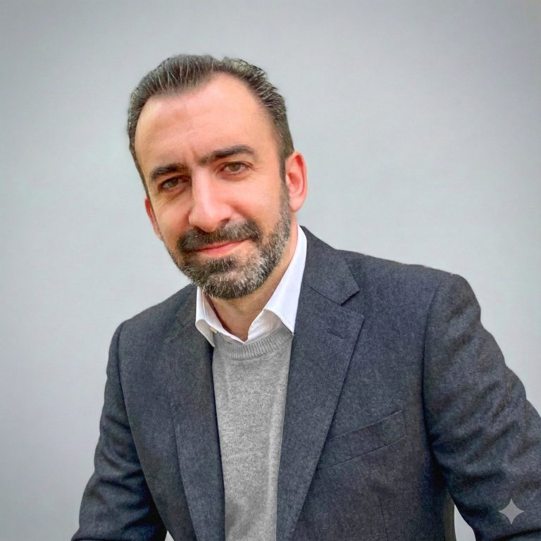 Femme souriante portant des lunettes, vêtue d'un haut noir, avec un fond artistique.