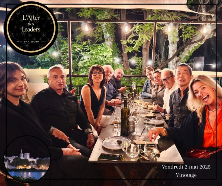 Dîner en plein air, convives souriants autour d'une table élégamment dressée.