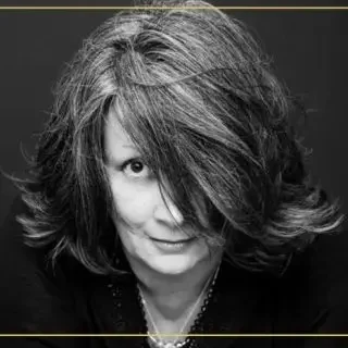 Karine Latour en noir et blanc cheveux mi-longs