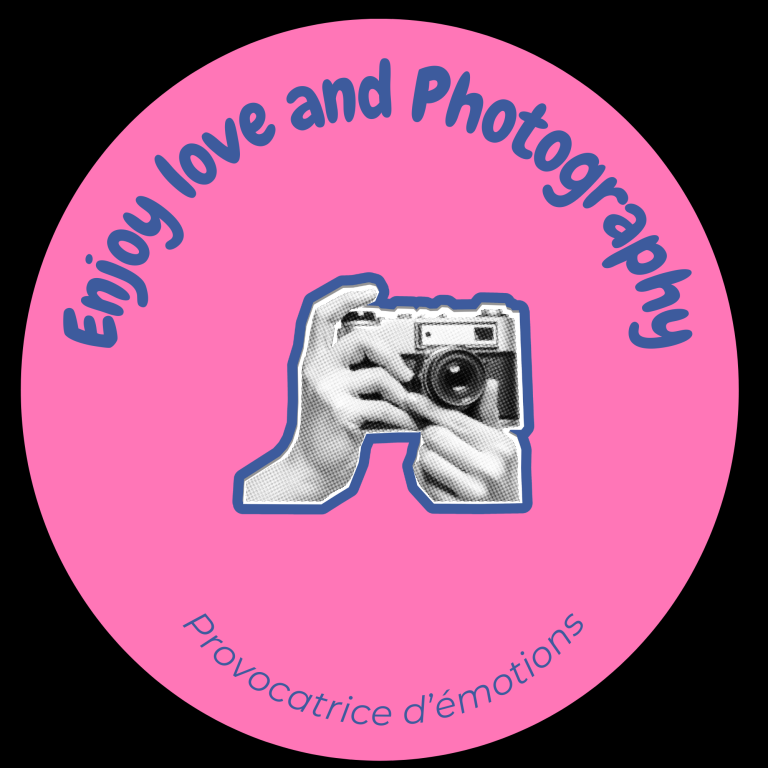 Logo Partenaire Logo avec une main tenant un appareil photo, texte sur fond rose.