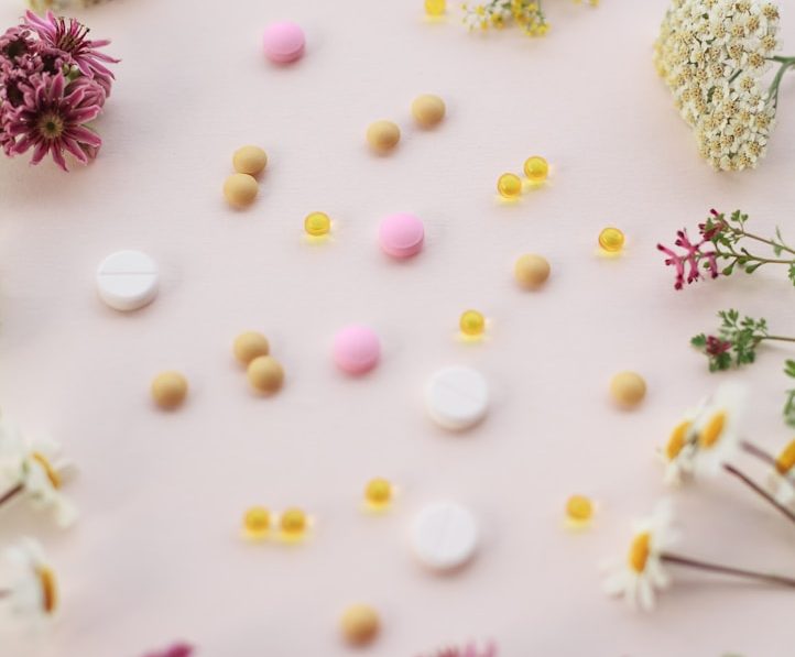 Bien-être et Santé by Polymathia Group Bonbons colorés et petites fleurs sur un fond pastel.