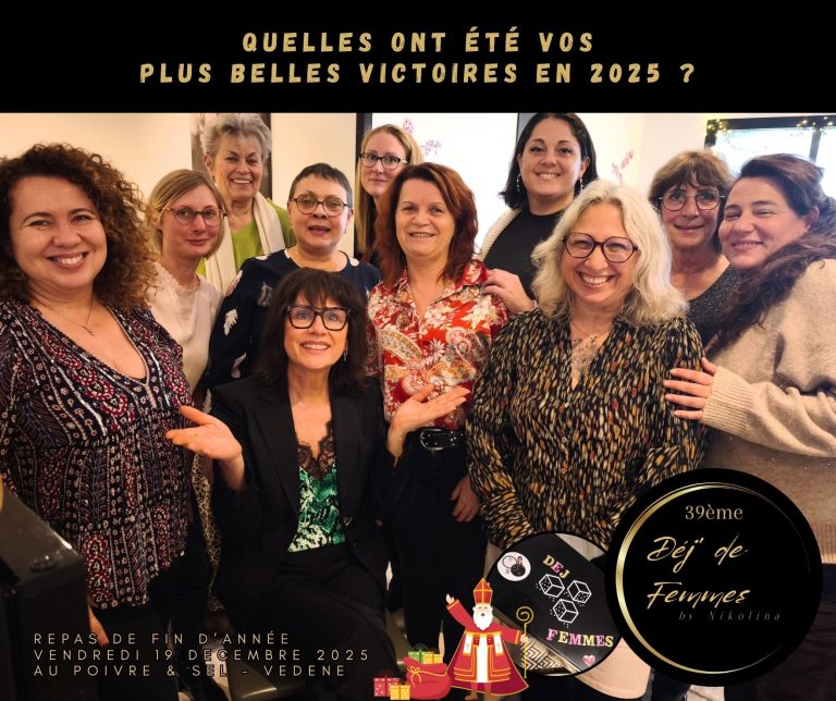 Groupe de femmes souriantes posant ensemble, question sur les victoires de 2025.