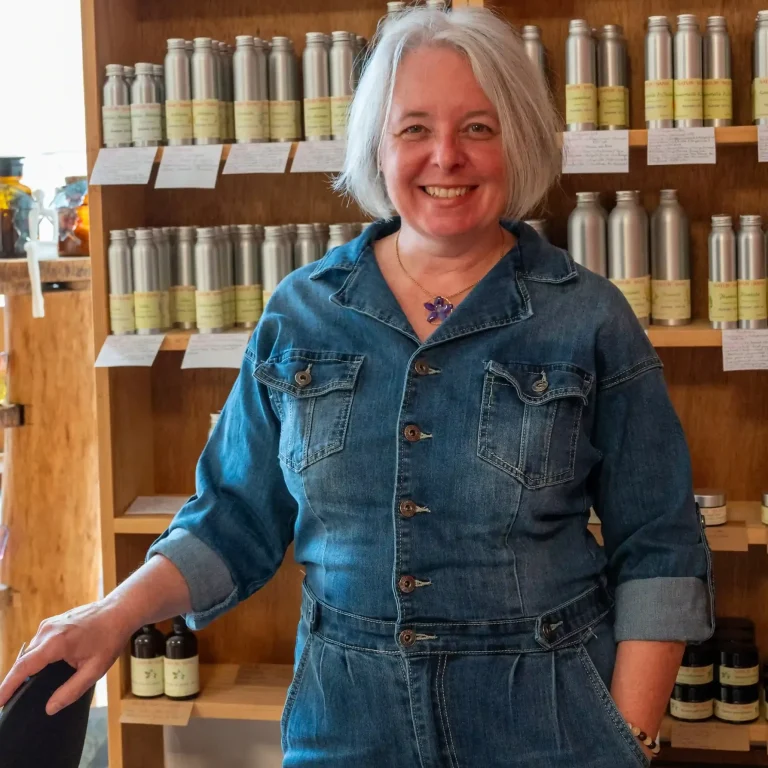 PARTENAIRE Polymathia Group Sandrine Bourgeois davant sa boutique à Carpentras